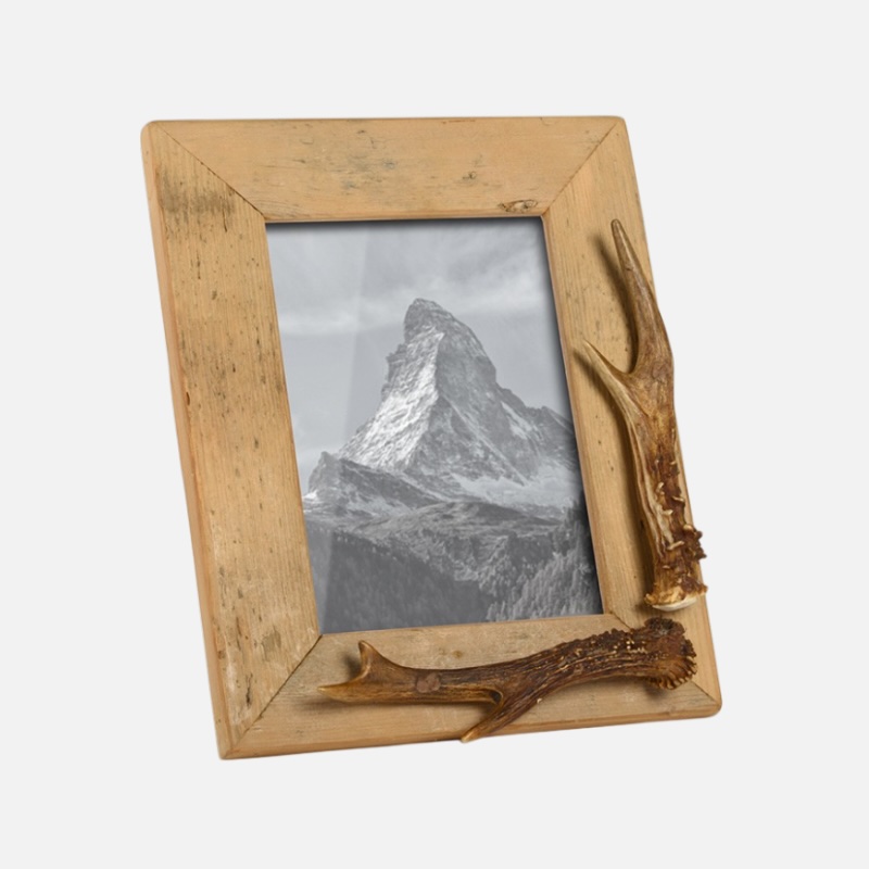 Wood picture frame with roe deer horn insert