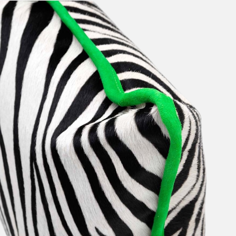 Cuscino in pelle con stampa zebra