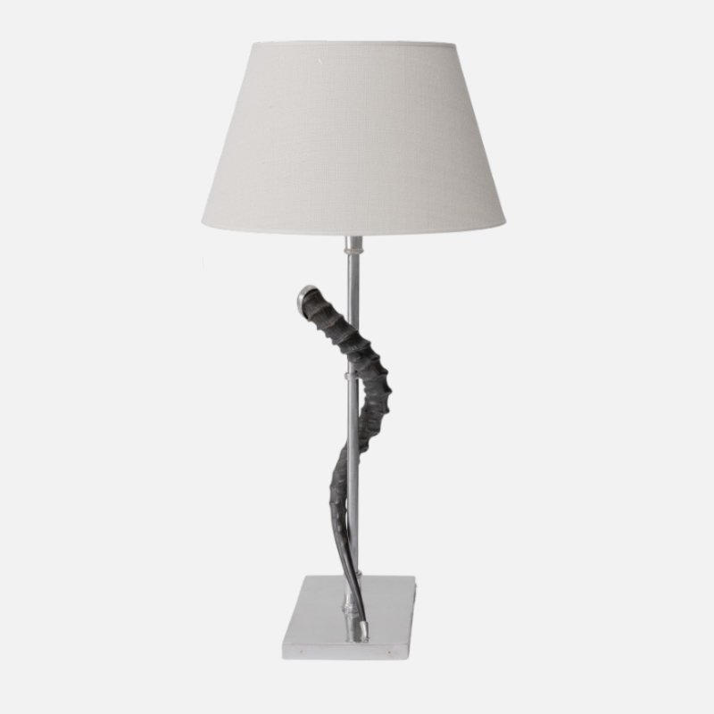 Lampada da tavolo in peltro con corno decorativo