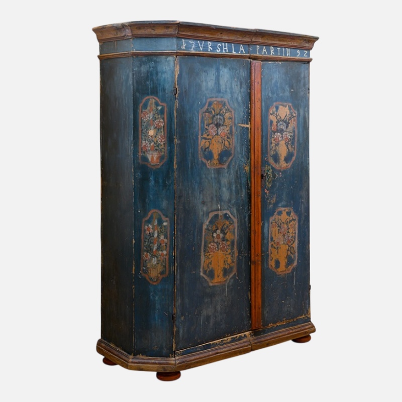 Armadio fine 700 con dipinti originali e uno stile montano autentico