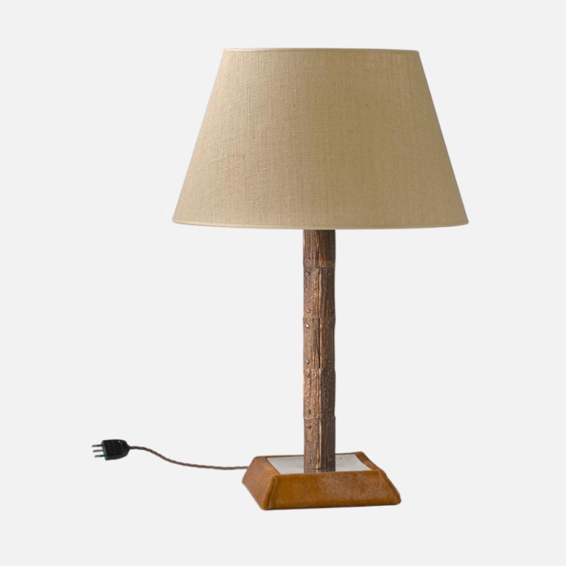 Lampada da tavolo con base in peltro, pelle di vacchetta e corno