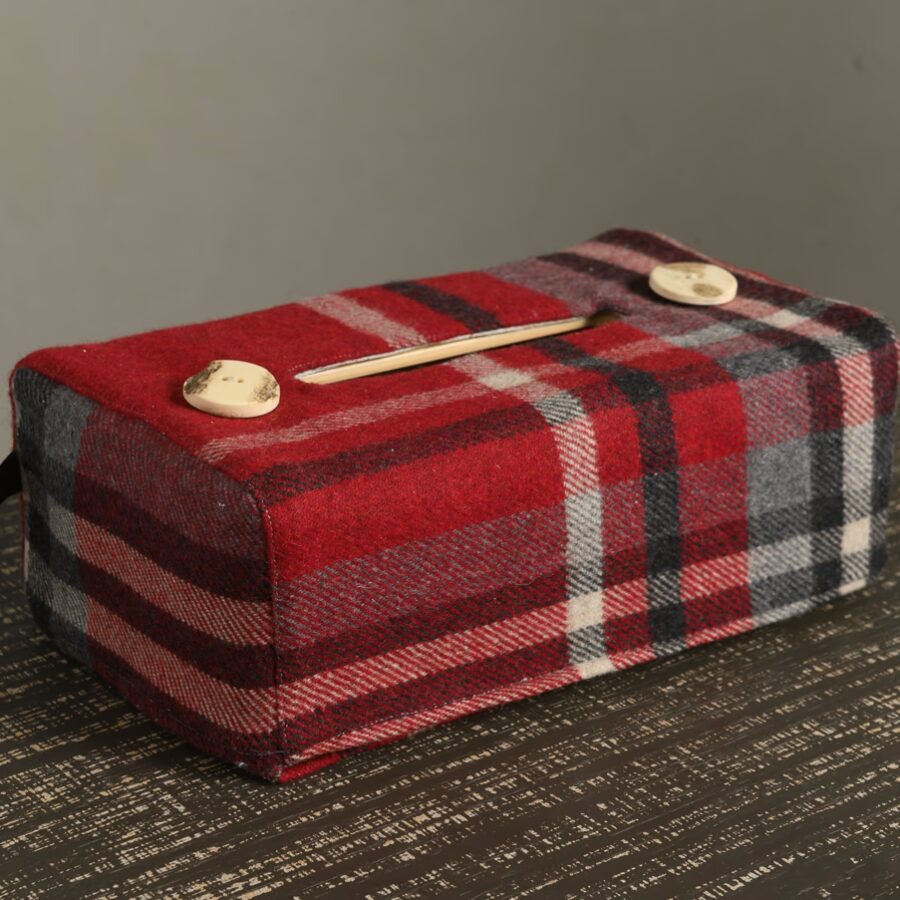 Porta fazzoletti Kleenex in legno con rivestimento in tessuto scozzese di lana sfoderabile.