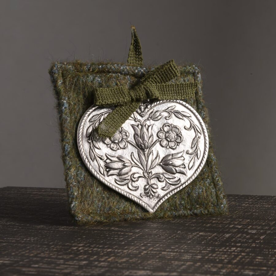 Quadro decorativo con cuore in peltro: Un regalo speciale per chi ama la montagna.