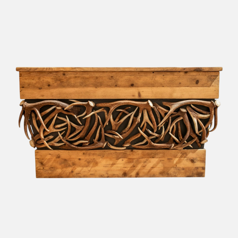 Mobile in legno con corna intrecciate